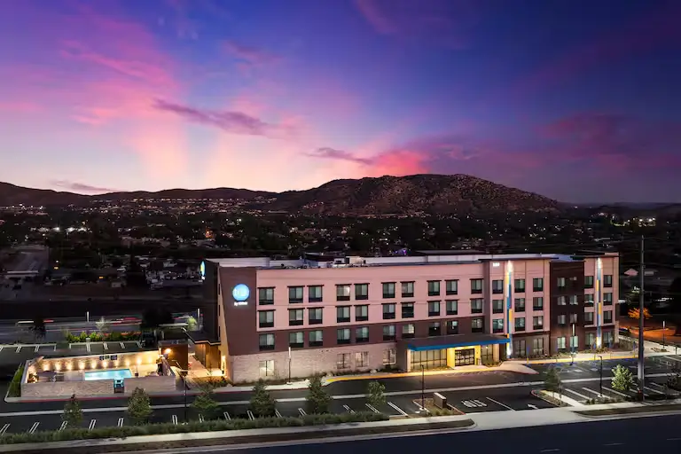 exterior-view-of-tru-by-hilton-norco-and-the-views-offered